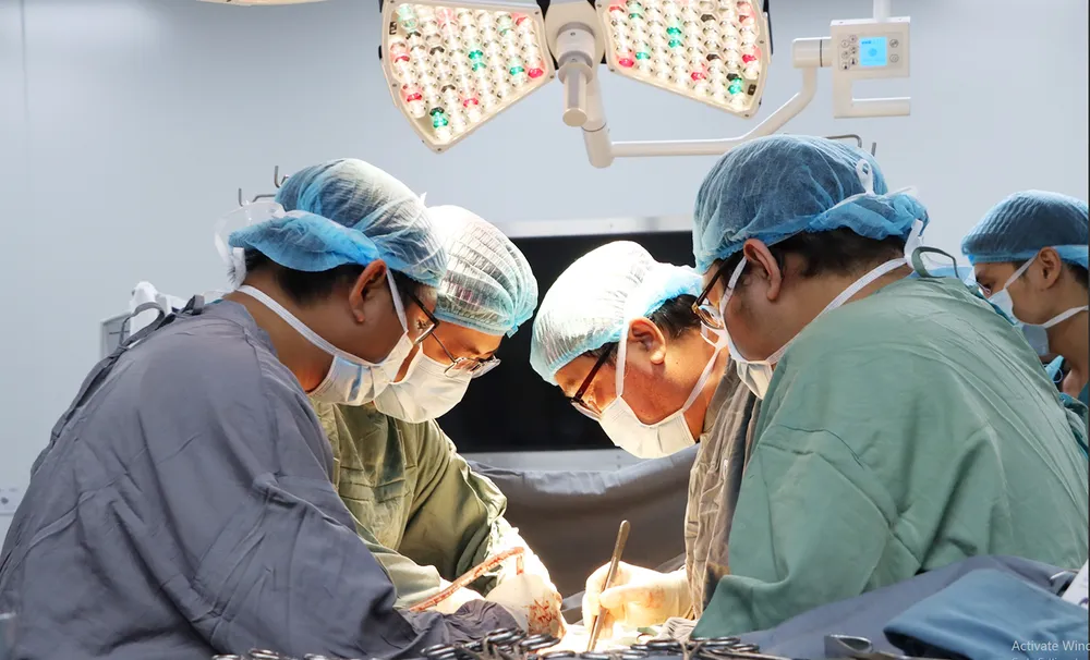 Các bác sĩ Bệnh viện Ung bướu TPHCM phẫu thuật cho người bệnh N5c.jpg
