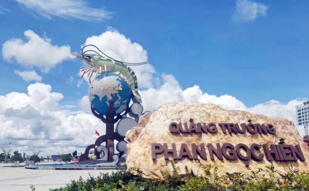 Biểu tượng con tôm tại quảng trường Phan Ngọc Hiển (phường An Xuyên, tỉnh Cà Mau) N6a.jpg