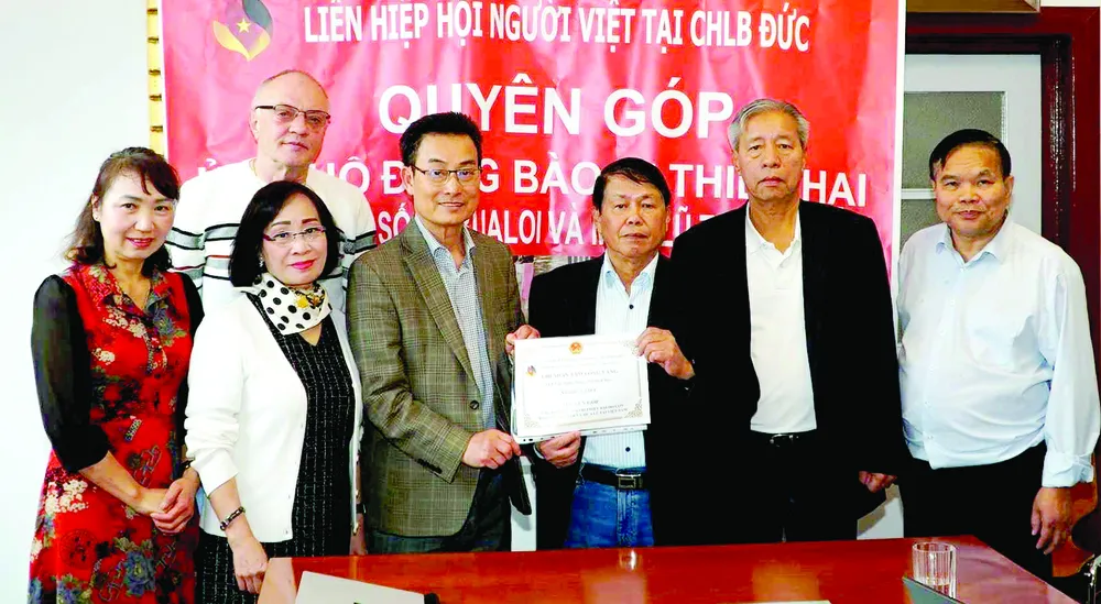 Đại sứ quán Việt Nam tại Đức và Liên hiệp hội người Việt Nam tại Đức tiếp nhận tiền quyên góp ủng hộ đồng bào bị bão lũ ở quê hương N8b.jpg