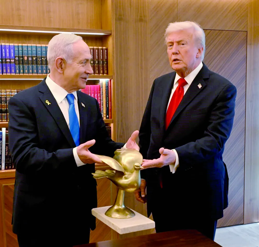 Thủ tướng Israel Benjamin Netanyahu gặp Tổng thống Mỹ Donald Trump tại văn phòng của ông trong trụ sở Quốc hội Israel. Ảnh: TTXVN N8c.jpg