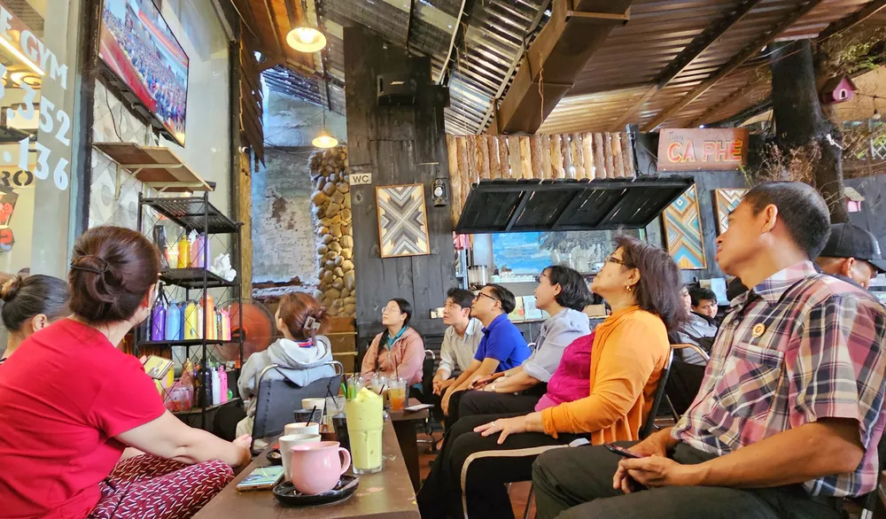 Cán bộ, hội viên, đoàn viên thanh niên phường Bình Thạnh theo dõi đại hội qua truyền hình trực tiếp. Ảnh: MẠNH THẮNG P4b.jpg