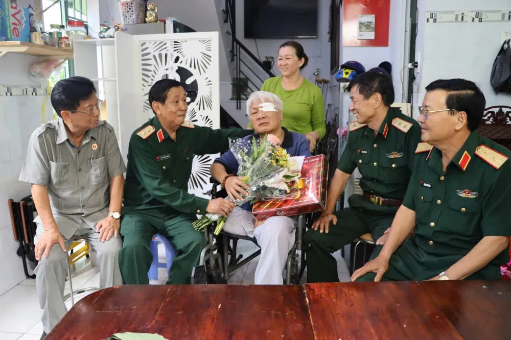 Hội Hỗ trợ gia đình liệt sĩ và thương binh TPHCM cùng những tướng lĩnh quân đội thăm và tặng quà cho gia đình thương binh nặng P6a.jpg