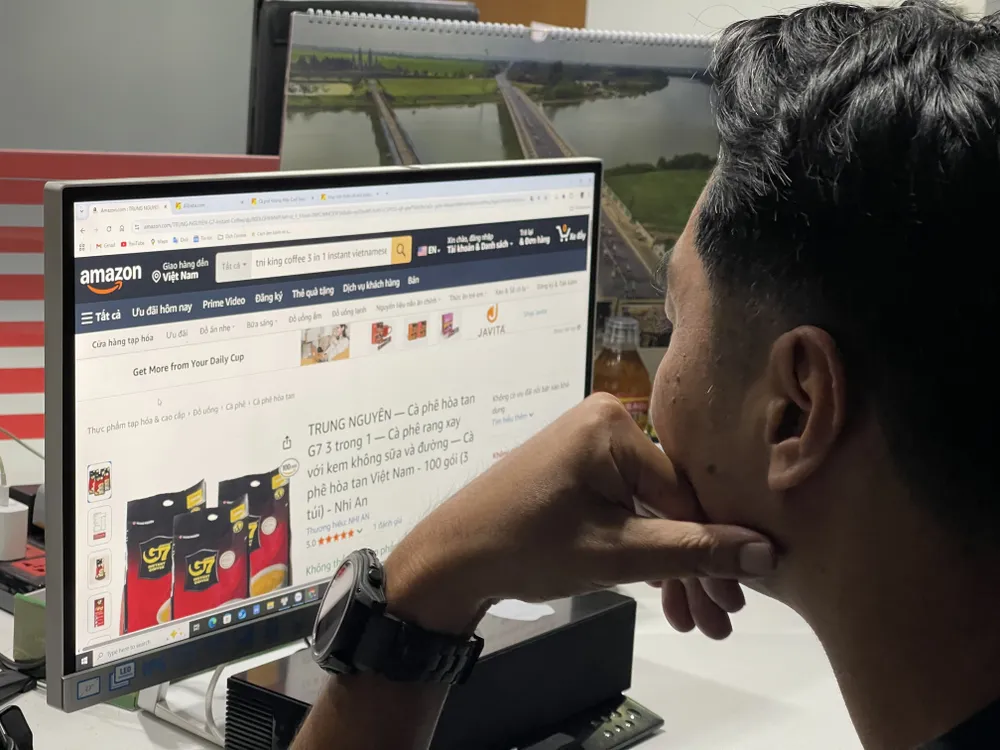 Người tiêu dùng tìm hiểu, đặt mua cà phê Việt Nam trên sàn Amazon. Ảnh: Hoàng Hùng P6c.jpg