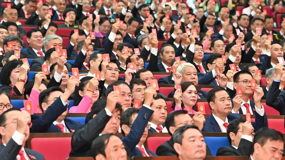Các đại biểu biểu quyết thông qua dự thảo Nghị quyết Đại hội đại biểu Đảng bộ TPHCM lần thứ I, nhiệm kỳ 2025-2030. Ảnh: VIỆT DŨNG - HOÀNG HÙNG P1e.jpeg