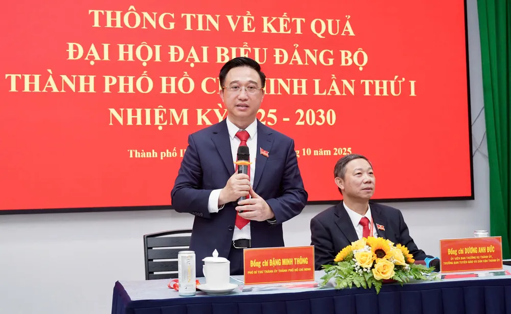 Phó Bí thư Thành ủy TPHCM Đặng Minh Thông và Trưởng Ban Tuyên giáo và Dân vận Thành ủy TPHCM Dương Anh Đức trao đổi tại họp báo. Ảnh: HOÀNG HÙNG P4a.jpg