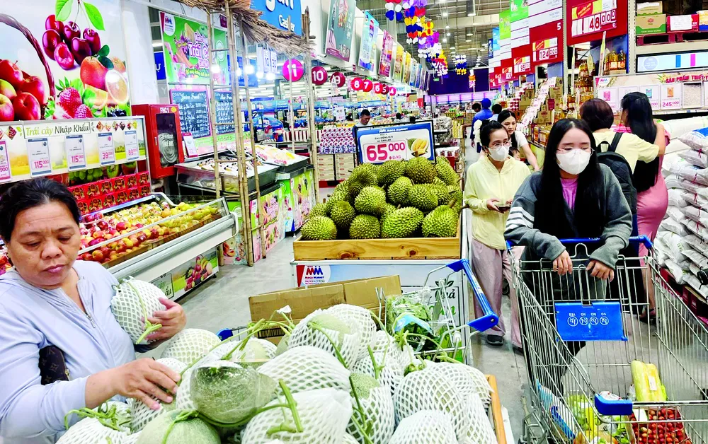 Khách chọn mua trái cây, rau quả tại siêu thị ở phường An Khánh, TPHCM. Ảnh: GIA HÂN T2e.jpg