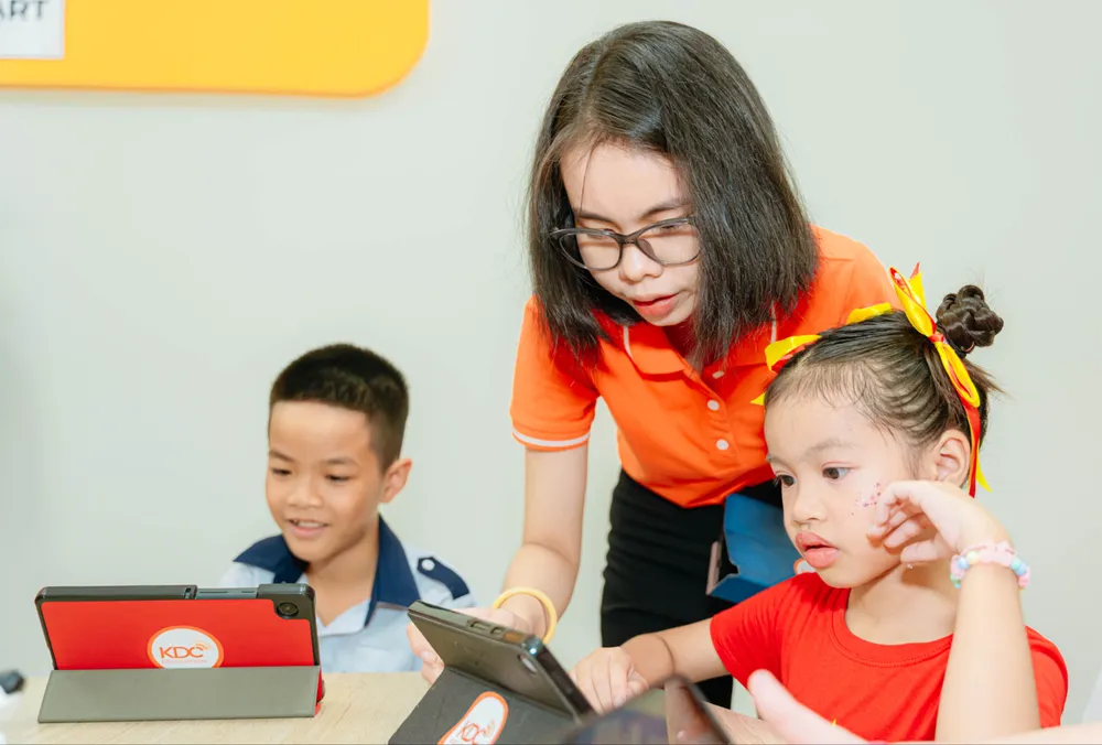 Học sinh Trường Tiểu học Nguyễn Bỉnh Khiêm (phường Sài Gòn, TPHCM) tại phòng học kỹ năng công dân số khánh thành vào đầu tháng 9-2025. Ảnh: THU TÂM chu de.jpg