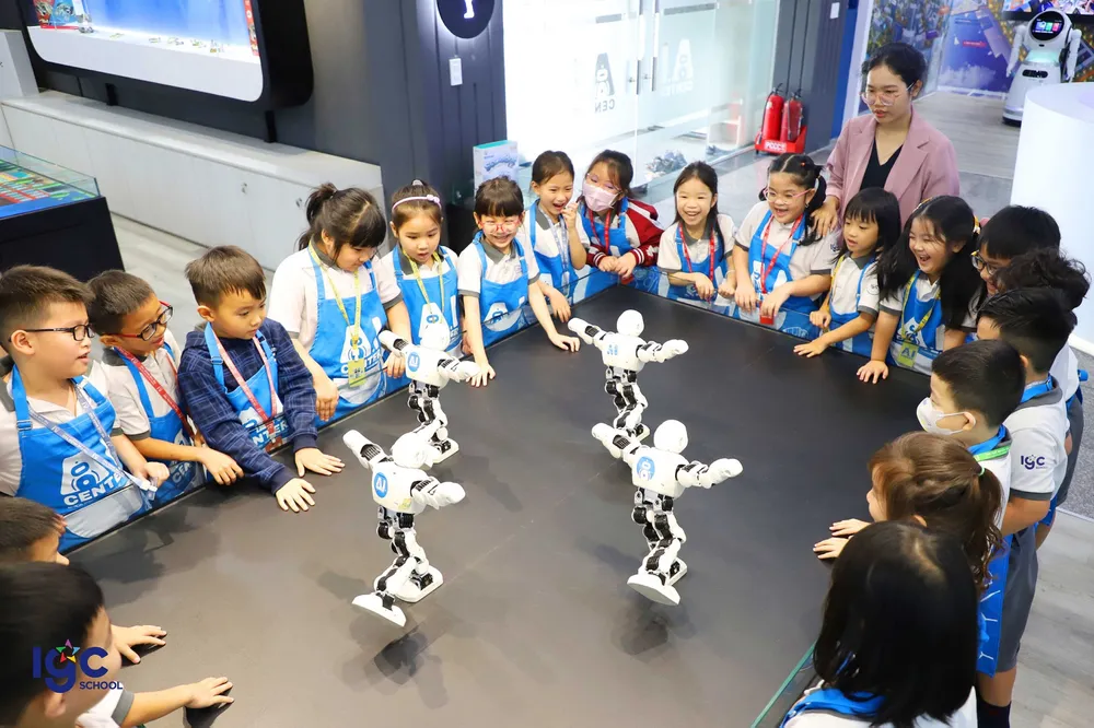 Học sinh các trường tiểu học ở TPHCM tham quan mô hình robot tại Trung tâm Giáo dục và Đào tạo trí tuệ nhân tạo của Đại học Quốc gia TPHCM. Ảnh: THANH HÙNG V4a.jpg