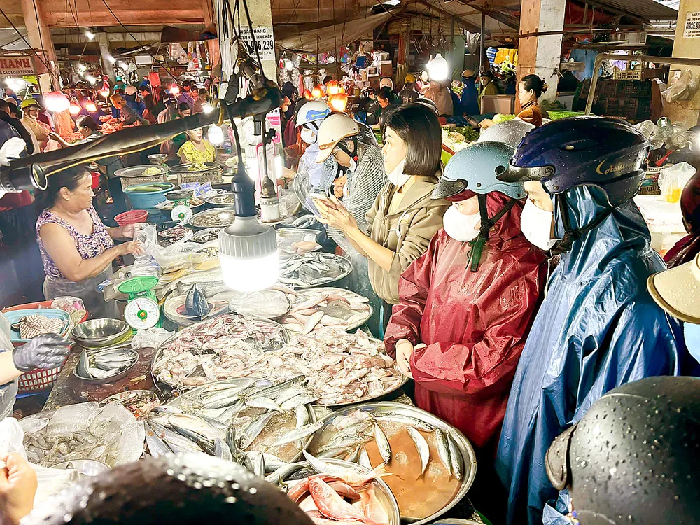Đông đảo người dân mua lương thực dự trữ tại chợ Thanh Vinh (phường Liên Chiểu, TP Đà Nẵng). Ảnh: XUÂN QUỲNH V7a.jpg
