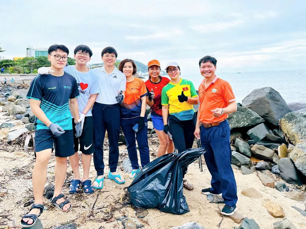 Ông Tạ Văn Trường (bìa phải), Chủ nhiệm CLB Biển Xanh cùng các thành viên trong CLB nhặt rác bảo vệ môi trường biển Vũng Tàu. Ảnh: TRÚC GIANG X3a.jpg