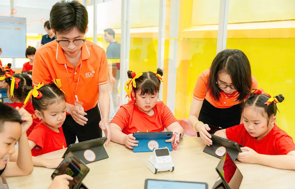 Học sinh Trường Tiểu học Nguyễn Bỉnh Khiêm (phường Sài Gòn, TPHCM) tại phòng học kỹ năng công dân số. Ảnh: THU TÂM X4a.jpg