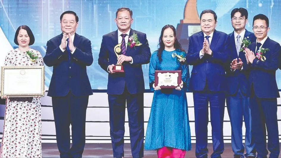 Đồng chí Trần Thanh Mẫn và đồng chí Nguyễn Trọng Nghĩa trao giải nhất lĩnh vực Y dược cho các tác giả $1n.jpg