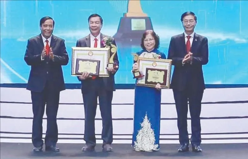 Những tấm gương lĩnh vực Cống hiến được trao giải. Ảnh: TTXVN $2d.jpg