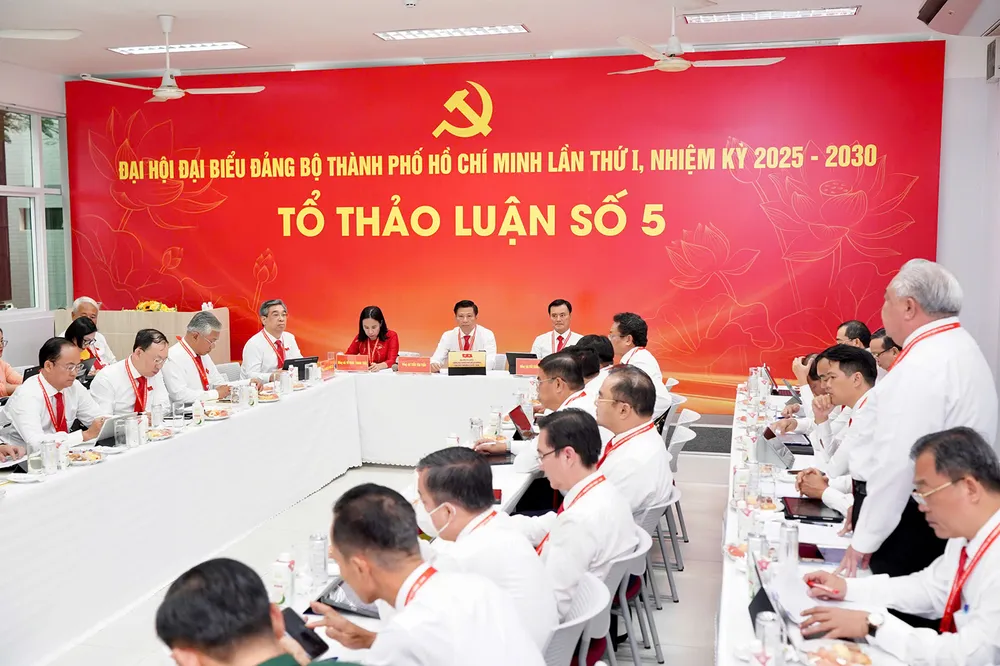 Đại biểu dự Đại hội Đảng bộ TPHCM lần thứ nhất thảo luận tại tổ góp ý dự thảo các văn kiện trình Đại hội XIV của Đảng. Ảnh: Hoàng Hùng $3b.jpg