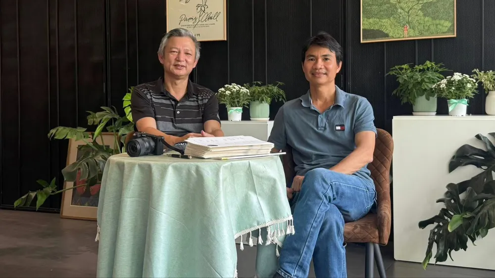 Ông Trần Đại Thắng (trái), nhà văn Trương Anh Quốc. Ảnh: ĐÔNG A $6B.jpg