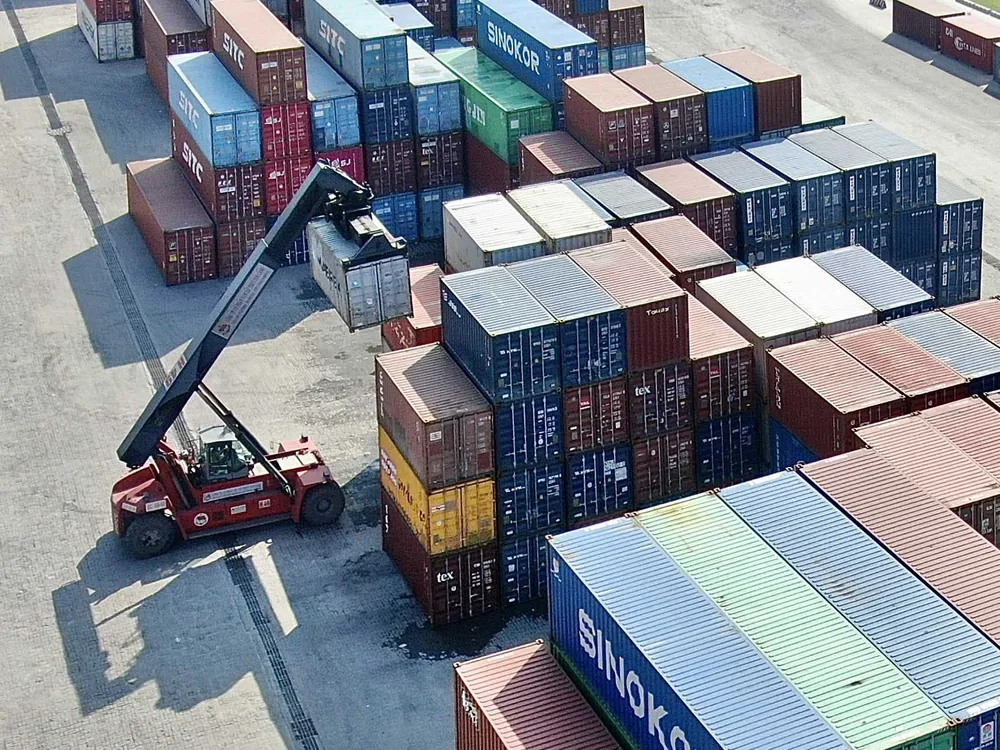 Hàng hóa được đưa lên tàu tại Cảng Cát Lái (TPHCM). Ảnh: HOÀNG HÙNG &1c.jpg