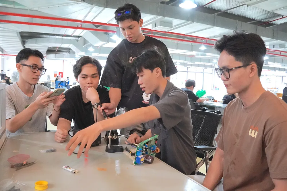 Sinh viên bên các dự án nghiên cứu về thiết bị điện, vi mạch tại Trung tâm CISAT, Trường Đại học Sư phạm Kỹ thuật TPHCM &4d.jpg