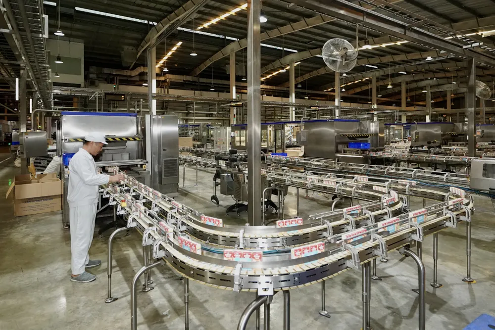 Dây chuyền sản xuất sữa hộp hiện đại và khép kín tại nhà máy Vinamilk KCN Mỹ Phước 2, phường Bến Cát, TPHCM. Ảnh: Hoàng Hùng &5c.jpg