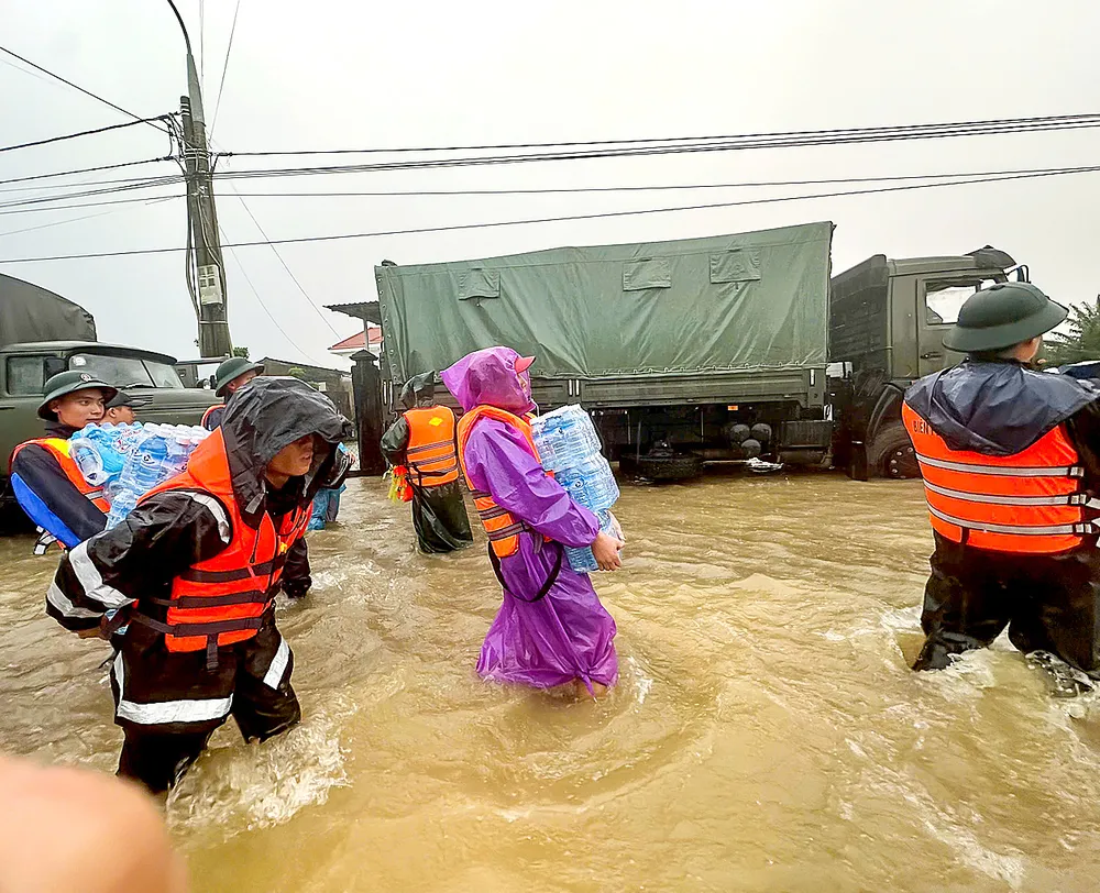Lực lượng vũ trang TP Đà Nẵng vận chuyển nhu yếu phẩm để tiếp tế cho Bệnh viện Đa khoa khu vực Quảng Nam đang bị lũ bao vây. Ảnh: NGUYỄN CƯỜNG &9a.jpg
