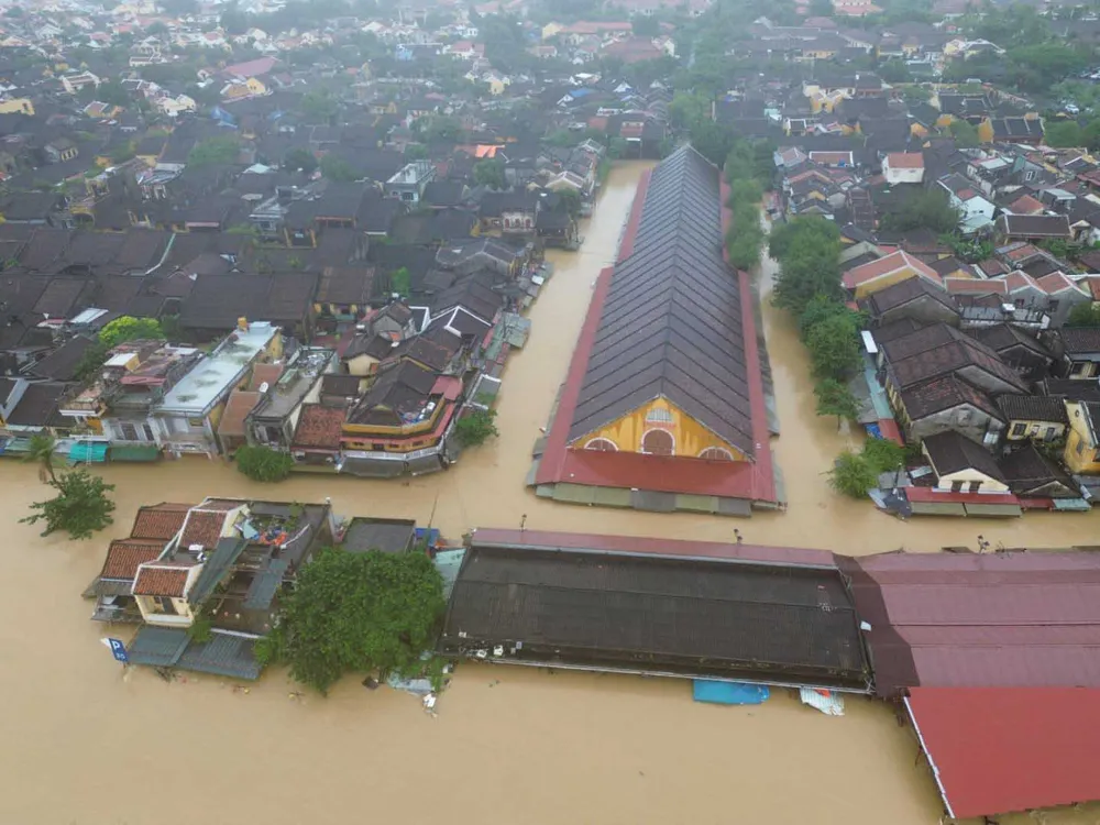 Toàn bộ khu vực Phố cổ Hội An (TP Đà Nẵng) ngập nặng. Ảnh: NGUYỄN CƯỜNG chu de 1.jpg