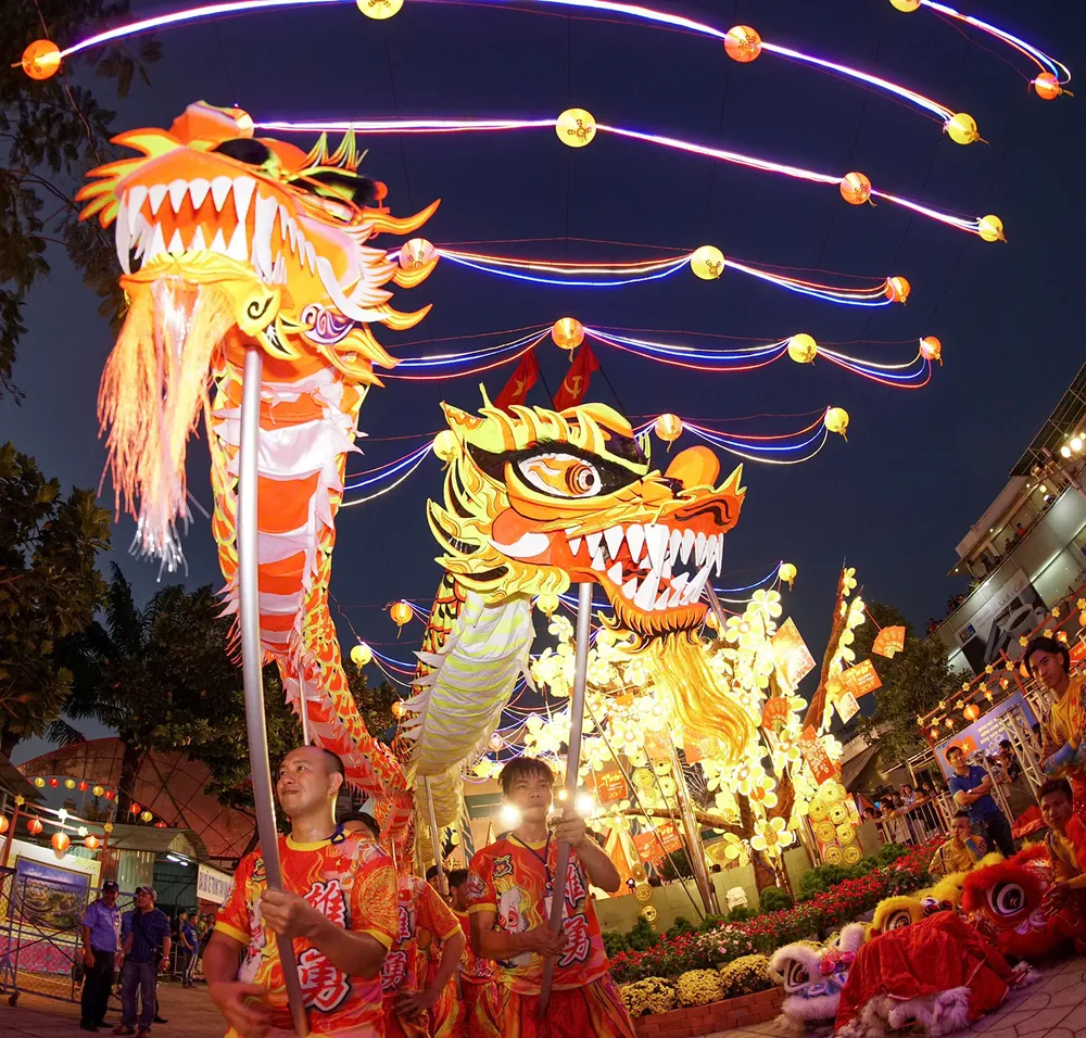 O Festival das Lanternas acontece no dia de lua cheia do primeiro mês lunar de cada ano. É um dos festivais tradicionais mais singulares, atraindo um grande número de pessoas e turistas. Foto: HOANG HUNG E4a.jpg