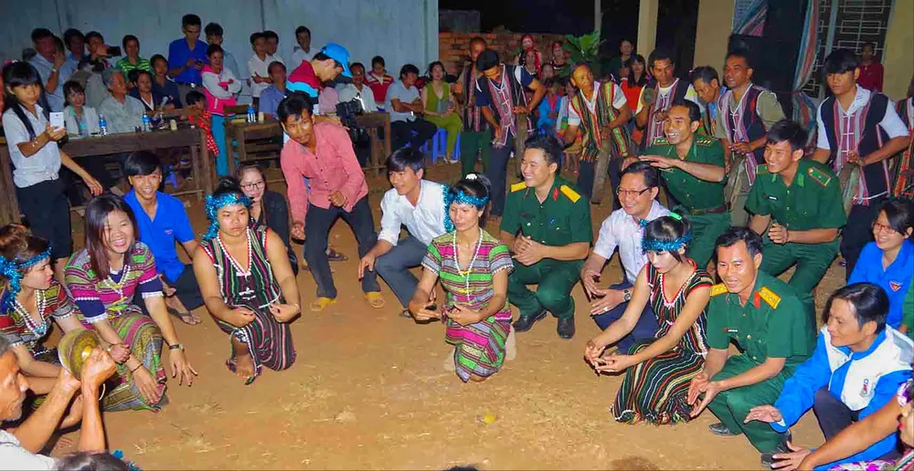 Relações entre militares e civis na noite de intercâmbio cultural do Festival do Arroz Novo na área fronteiriça da província de Dong Nai !5C.jpg