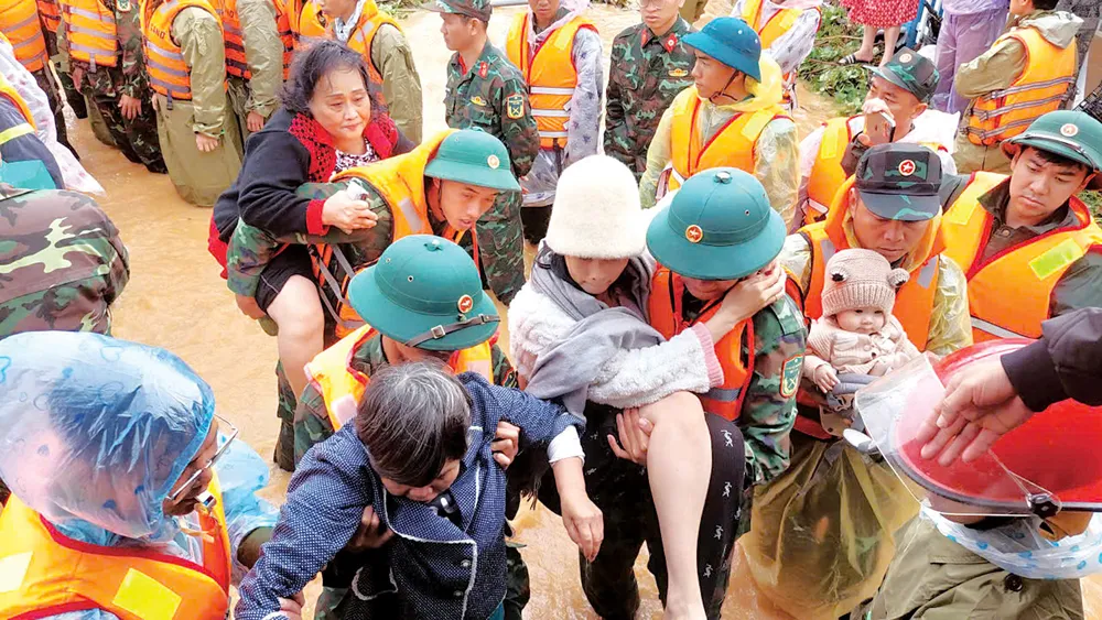 Apoio à evacuação de pessoas das áreas alagadas na província de Lam Dong I5c.jpg
