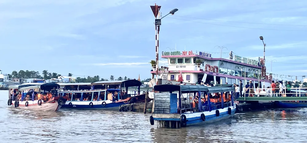 Bến Ninh Kiều tấp nập khách du lịch tham quan vùng sông nước