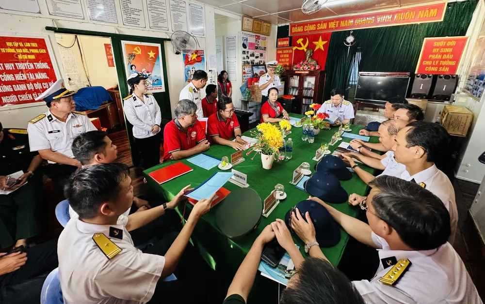 Quang cảnh buổi thăm cán bộ, chiến sĩ Nhà giàn DK1/10 của đoàn công tác TPHCM. Ảnh: CHÍ THẠCH Quang cảnh buổi thăm cán bộ, chiến sĩ Nhà giàn DK1/10 của đoàn công tác TPHCM. Ảnh: CHÍ THẠCH