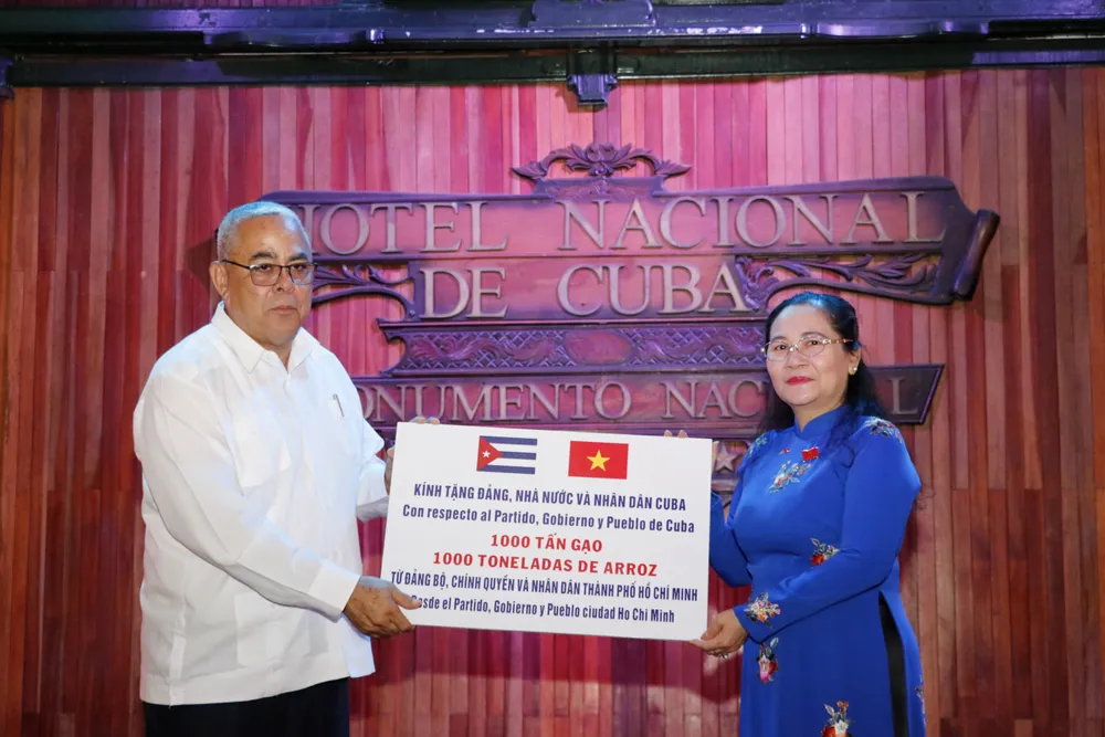 Chủ tịch HĐND TPHCM Nguyễn Thị Lệ trao tặng món quà của Đảng bộ, chính quyền và nhân dân TPHCM đến Đảng, Nhà nước và nhân dân Cuba