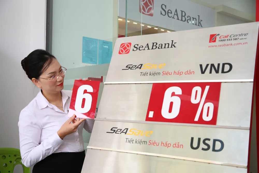 Nhân viên một chi nhánh ngân hàng tại TPHCM điều chỉnh lãi suất theo hướng giảm. Ảnh: MINH HUY Nhân viên một chi nhánh ngân hàng tại TPHCM điều chỉnh lãi suất theo hướng giảm. Ảnh: MINH HUY