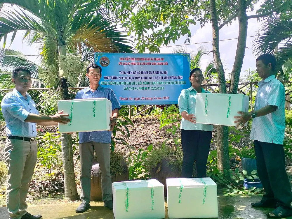 Nông dân xã đảo Thạnh An, huyện Cần Giờ (TPHCM) trao tôm giống hỗ trợ hội viên làm ăn, cùng vươn lên làm giàu Nông dân xã đảo Thạnh An, huyện Cần Giờ (TPHCM) trao tôm giống hỗ trợ hội viên làm ăn, cùng vươn lên làm giàu