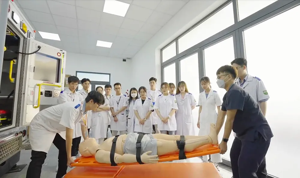 Sinh viên Trường Đại học Y khoa Phạm Ngọc Thạch trong một buổi học thực hành Sinh viên Trường Đại học Y khoa Phạm Ngọc Thạch trong một buổi học thực hành