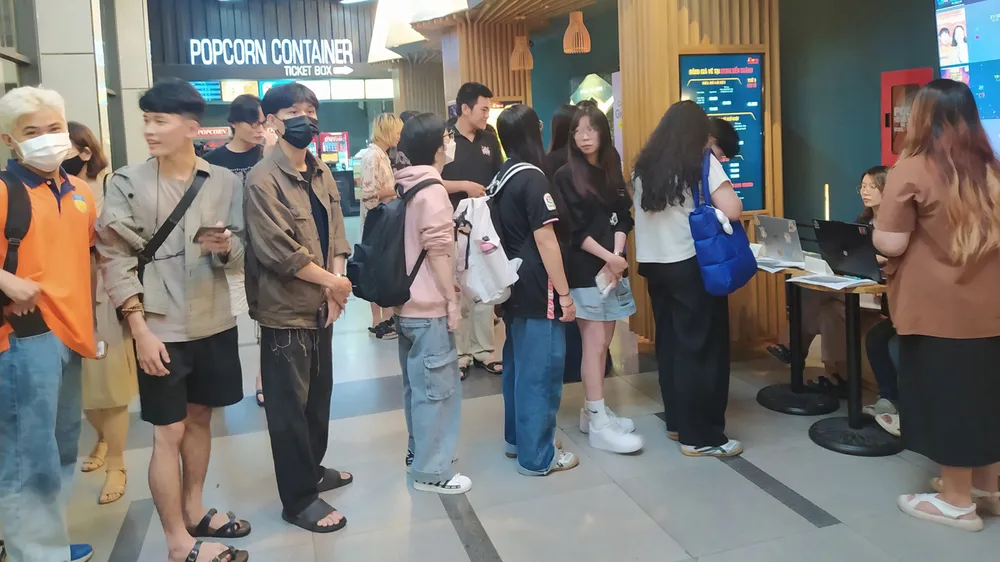 Đông đảo khán giả xếp hàng nhận vé buổi khai mạc Tháng phim Đặng Nhật Minh Đông đảo khán giả xếp hàng nhận vé buổi khai mạc Tháng phim Đặng Nhật Minh