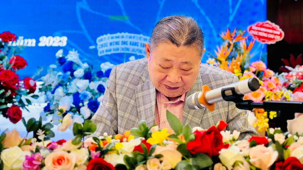 Ông Hàng Vay Chi chia sẻ, đây là niềm vinh dự của bản thân và Hội doanh nghiệp quận 11. Ảnh: CHÍ THẠCH Ông Hàng Vay Chi chia sẻ, đây là niềm vinh dự của bản thân và Hội doanh nghiệp quận 11. Ảnh: CHÍ THẠCH