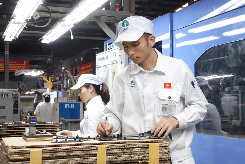 Hoạt động sản xuất tại Công ty cổ phần Nhựa Hà Nội. Ảnh: QUANG PHÚC Hoạt động sản xuất tại Công ty cổ phần Nhựa Hà Nội. Ảnh: QUANG PHÚC