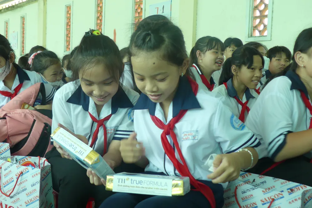 Chương trình Thắp sáng Niềm tin - Vượt khó đến trường của Báo Sài Gòn Giải Phóng tặng thư viện cho trường THCS AN Đức và THCS Tân Xuân tại huyện Ba Tri, tỉnh Bến Tre