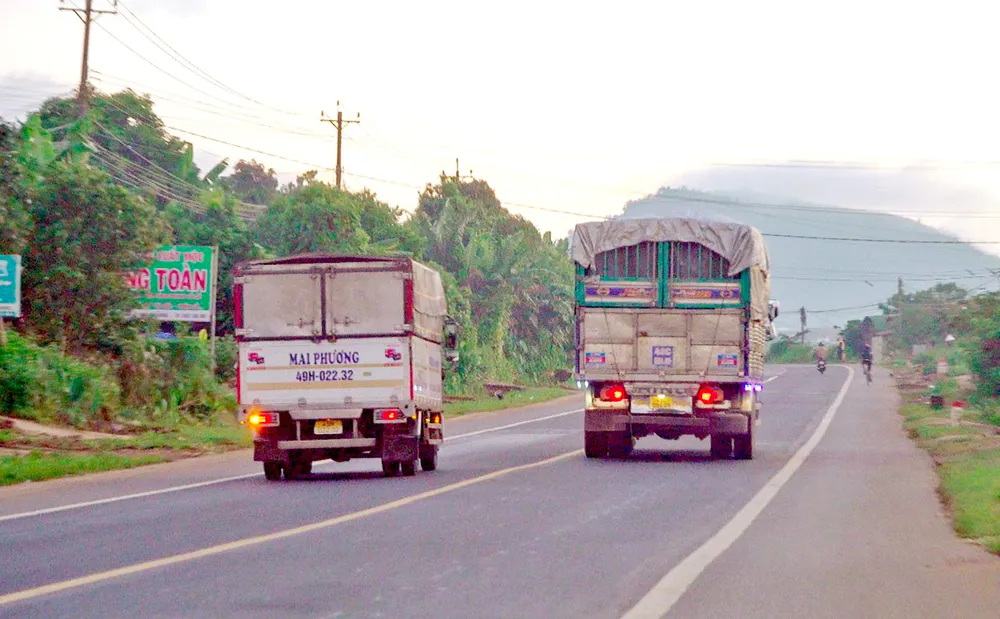 Xe tải 49H-022.32 lấn sang làn ngược chiều để vượt lên ở đoạn đường có vạch kẻ liền trên quốc lộ 20, đoạn qua xã Đinh Trang Hòa, huyện Di Linh, tỉnh Lâm Đồng. Ảnh: ĐOÀN KIÊN
