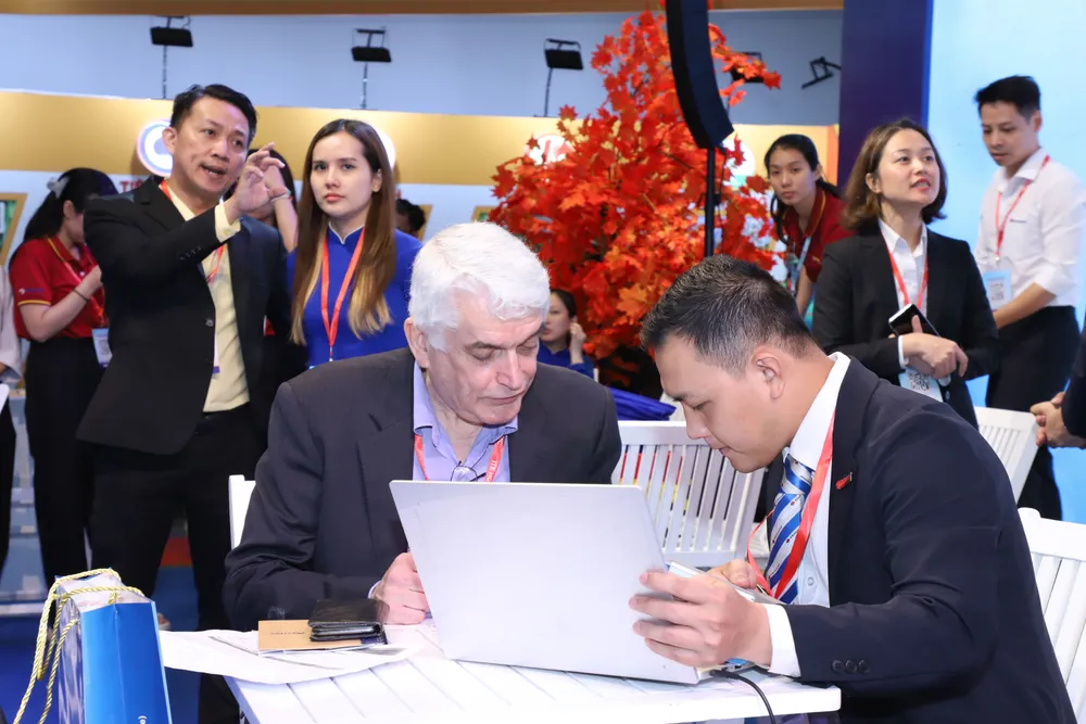 Khách quốc tế tìm hiểu thông tin du lịch Việt Nam tại Hội chợ Du lịch quốc tế TPHCM 2023 ở gian hàng Vietravel