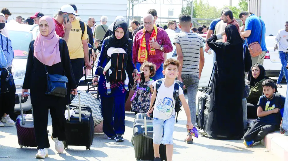 Công dân nước ngoài đổ về biên giới Gaza để chờ sang Ai Cập. Ảnh: TTXVN Công dân nước ngoài đổ về biên giới Gaza để chờ sang Ai Cập. Ảnh: TTXVN