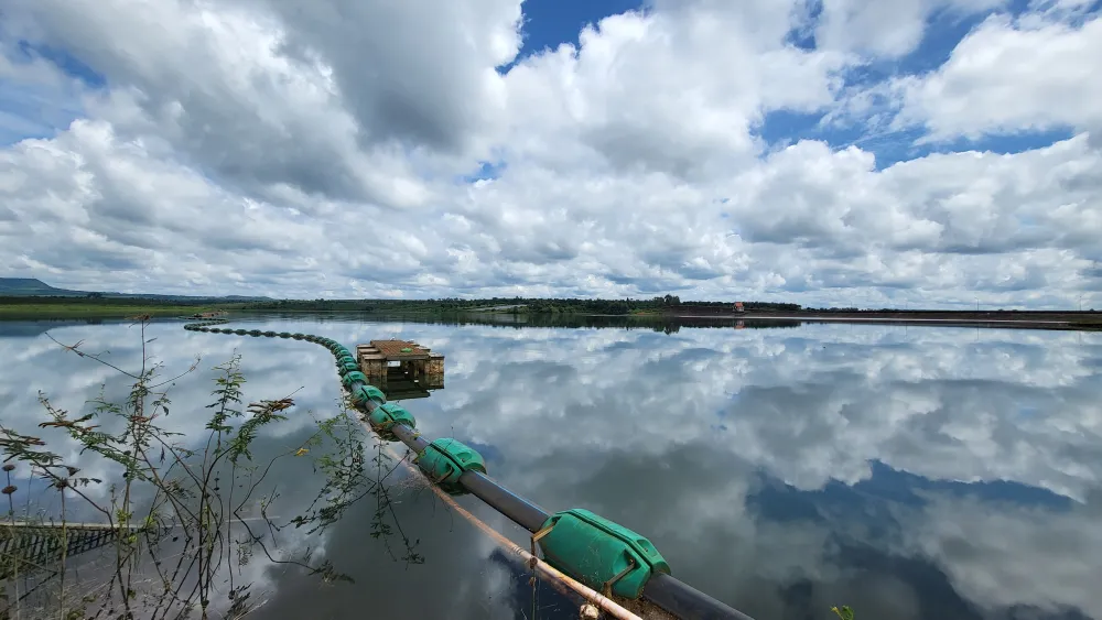 Điểm nhà máy lấy nước trước khi đưa về xử lý, cấp nước cho dân