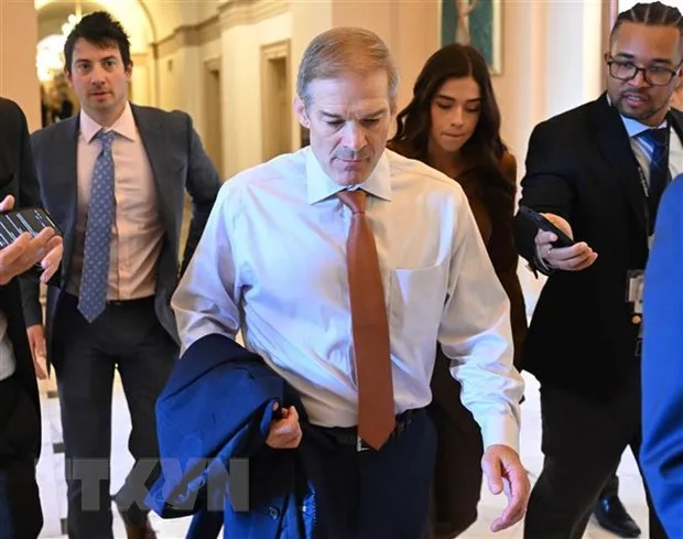 Hạ Nghị sỹ Cộng hòa Jim Jordan (giữa, phía trước), Chủ tịch Ủy ban Tư pháp Hạ viện Mỹ, sau phiên họp kín của Hạ viện ở Washington DC., ngày 17-10. Ảnh: TTXVN