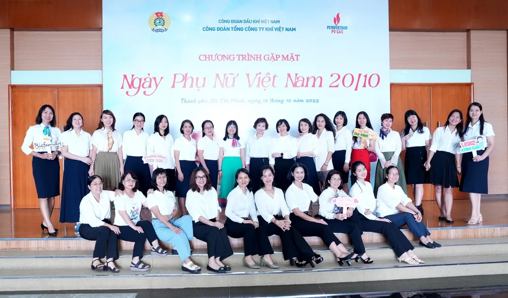 Đồng phục áo trắng của BNC CQĐH để tôn vinh văn hóa PV GAS Đồng phục áo trắng của BNC CQĐH để tôn vinh văn hóa PV GAS