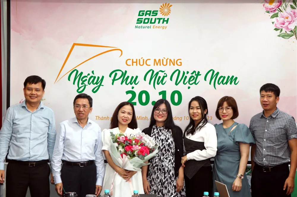 Đại diện HĐQT, Ban Tổng Giám đốc và đại diện lãnh đạo Gas South chúc mừng tập thể nữ với những lời chúc thân thương và trân trọng Đại diện HĐQT, Ban Tổng Giám đốc và đại diện lãnh đạo Gas South chúc mừng tập thể nữ với những lời chúc thân thương và trân trọng