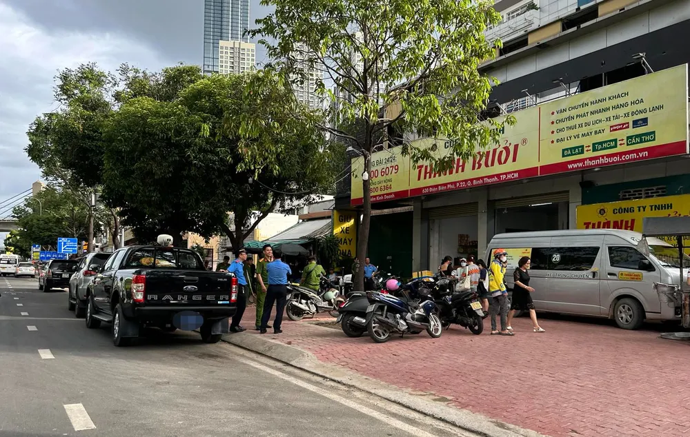 Công an kiểm tra chi nhánh nhà xe Thành Bưởi tại quận Bình Thạnh. Ảnh: CHÍ THẠCH