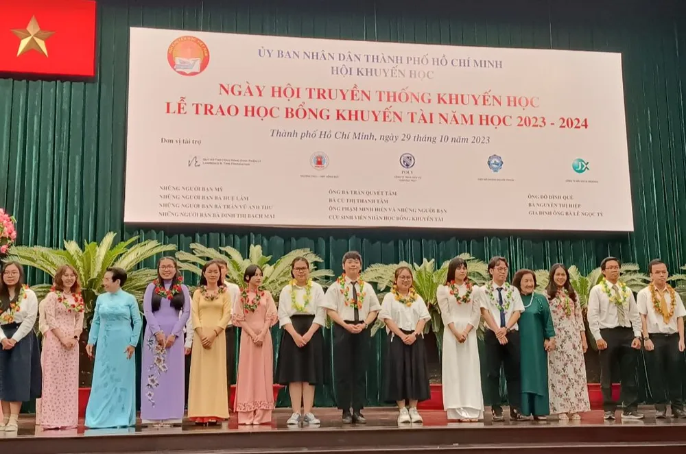 Đại diện Hội Khuyến học TPHCM trao tặng vòng nguyệt quế cho các sinh viên tốt nghiệp xuất sắc năm học 2022-2023 Đại diện Hội Khuyến học TPHCM trao tặng vòng nguyệt quế cho các sinh viên tốt nghiệp xuất sắc năm học 2022-2023