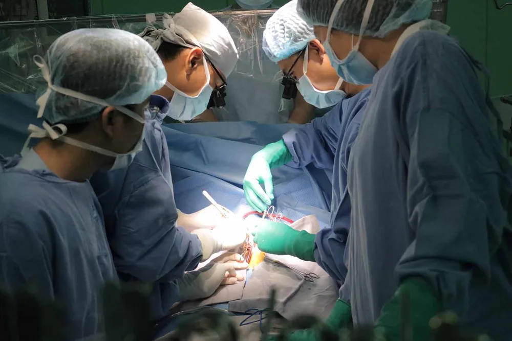 Các bác sĩ Bệnh viện Đại học Y Dược TPHCM phẫu thuật cho bệnh nhi bị u cơ tim hiếm gặp. Ảnh: THÀNH SƠN Các bác sĩ Bệnh viện Đại học Y Dược TPHCM phẫu thuật cho bệnh nhi bị u cơ tim hiếm gặp. Ảnh: THÀNH SƠN