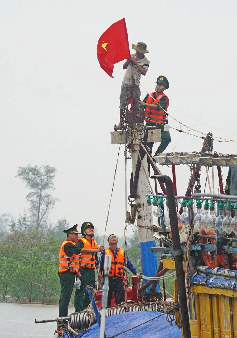 Bộ đội Biên phòng Quảng Trị tặng cờ Tổ quốc cho bà con ngư dân đánh bắt xa bờ