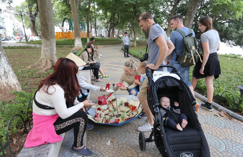 Bán hàng rong ở Phố đi bộ Hồ Hoàn Kiếm, TP Hà Nội. Ảnh: MAI AN Bán hàng rong ở Phố đi bộ Hồ Hoàn Kiếm, TP Hà Nội. Ảnh: MAI AN