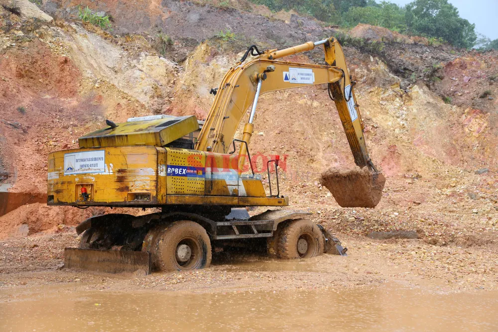 Lực lượng chức năng đã huy động người cùng phương tiện khẩn trương khắc phục các điểm sạt lở